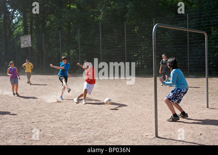 Un match de football à l'école secondaire allemande (deuxième en série de quatre photos) Banque D'Images