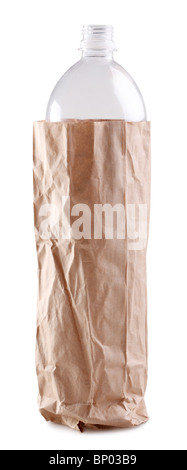 Bouteille en plastique vide dans un sac en papier sur fond blanc. Banque D'Images