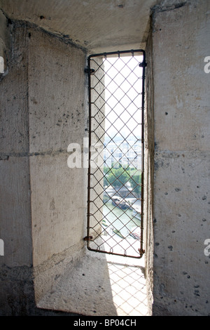 Paris, France. Vue à travers la fenêtre de la fente de l'escalier dans la tour sud de la cathédrale de Notre Dame. Banque D'Images