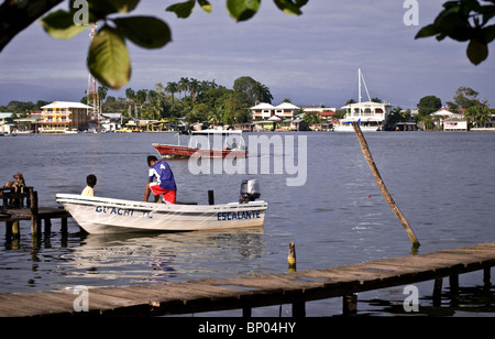 Du bord de l'eau sur le Cayo Carenero à vers Bocas town, Panama Banque D'Images