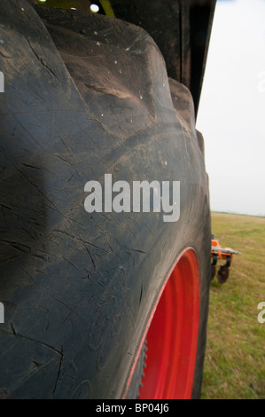 Close up de pneu arrière du tracteur Banque D'Images