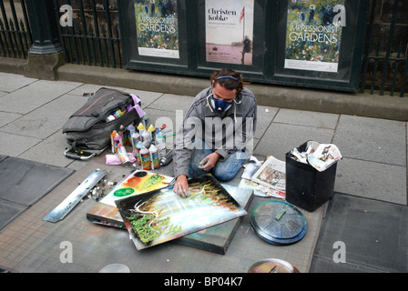 Un art de la rue de la rue à l'extérieur de la galerie nationale d'Écosse à l'Edinburgh Festival annuel. Banque D'Images