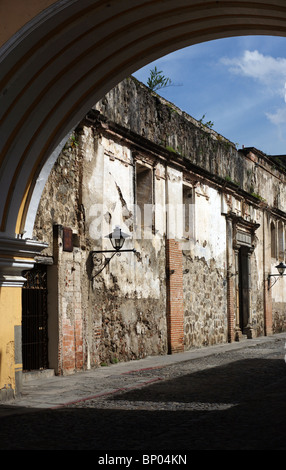 Vue par El Arco de Santa Catalina à Antigua au Guatemala Banque D'Images