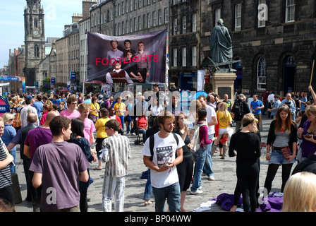 Les artistes interprètes ou exécutants de l'Edinburgh Fringe Festival promouvoir leur montre sur le Royal Mile à Édimbourg, Écosse, Royaume-Uni. Banque D'Images