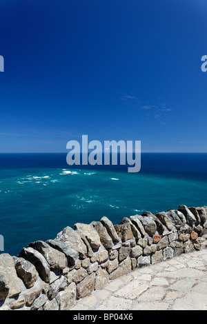 Une vue sur la mer de Tasman rencontre l'océan Pacifique à Cape Reinga, Nouvelle-Zélande Banque D'Images