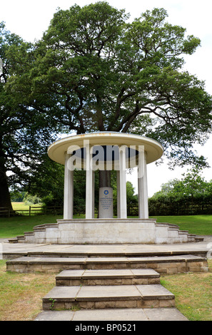 Mémorial de la Magna Carta (Grande Charte) scellé par le roi Jean à Runnymede, en juin 1215. Berkshire England UK. Banque D'Images