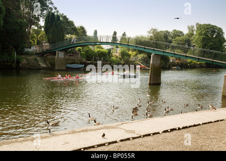 La Tamise à Twickenham, Richmond, avec le pont à Eel Pie island, Twickenham, London, UK Banque D'Images