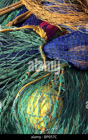 Un amas de filets de couleur vive et flotte au port de Pittenweem, Fife. Banque D'Images