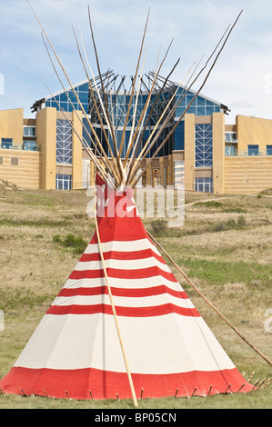 Tipi et centre culturel, Parc historique Blackfoot Crossing, Alberta, Canada Banque D'Images
