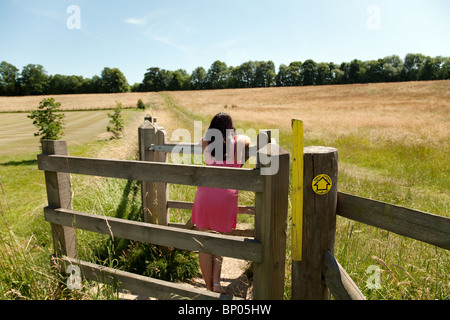 Adolescente marchant dans la campagne du Kent ; Lyminge près de Folkestone, Kent UK Banque D'Images