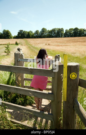 Adolescente marchant dans la campagne du Kent ; Lyminge près de Folkestone, Kent UK Banque D'Images