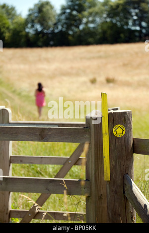 Adolescente marchant dans la campagne du Kent ; Lyminge près de Folkestone, Kent UK Banque D'Images