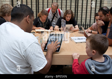 Les gens à l'aide d'iPad - Apple Store - Covent Garden - Londres Banque D'Images