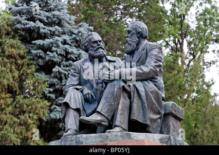 Kirghizstan - Bishkek - Parc Dubovy - statue de Marx et Engels Banque D'Images