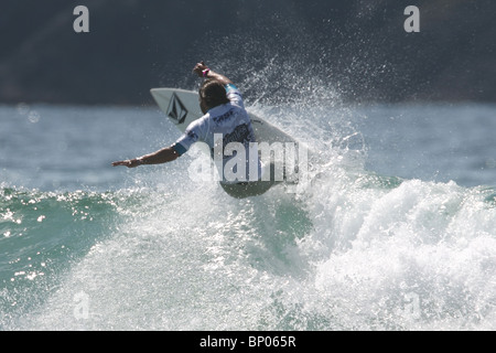 Le Néo-Zélandais, Jay Quinn, finaliste au concours surf Boardmasters Relenless, Newquay, Cornwall, 8 août. Banque D'Images