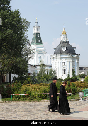 Deux moines dans la sainte Trinity-St. Sergius Lavra, Serguiev Posad, district de Moscou, Russie Banque D'Images