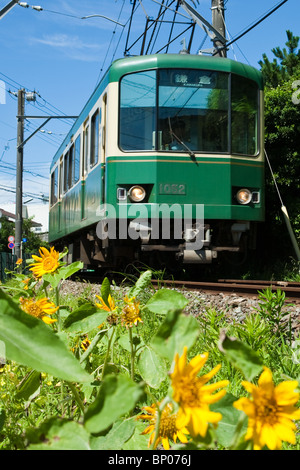 Le chemin de fer électrique ou d'Enoshima Kamakura Fujisawa Enoden se connecte avec passage le long de la plage côte Shonan. Banque D'Images