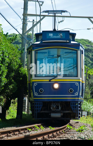 Le chemin de fer électrique ou d'Enoshima Kamakura Fujisawa Enoden se connecte avec passage le long de la plage côte Shonan. Banque D'Images