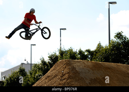 Un candidat non identifiés participe à un concours de BMX/VTT. Banque D'Images