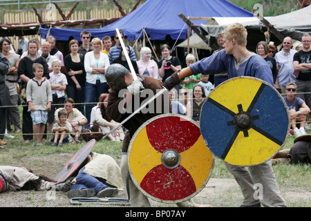 JEU DE RÔLE VIKING BATTLE RE-ENACTMENT : Battle Reenactment le plus grand festival du marché viking de Finlande à Kvarnbo dans l'archipel des îles Åland Banque D'Images