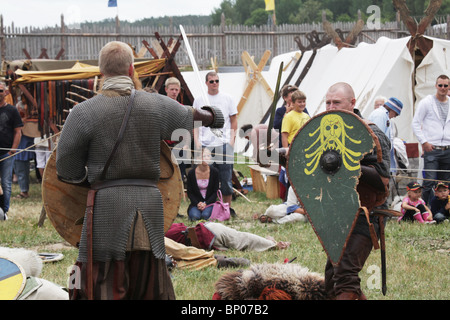 JEU DE RÔLE VIKING BATTLE RE-ENACTMENT : Battle Reenactment le plus grand festival du marché viking de Finlande à Kvarnbo dans l'archipel des îles Åland Banque D'Images