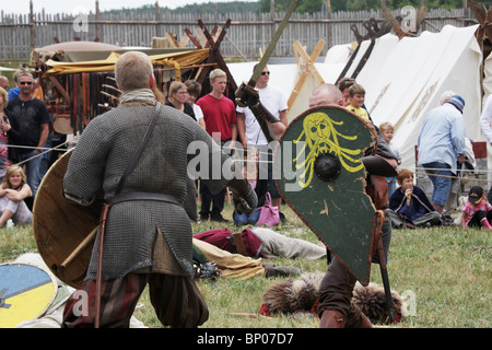 JEU DE RÔLE VIKING BATTLE RE-ENACTMENT : Battle Reenactment le plus grand festival du marché viking de Finlande à Kvarnbo dans l'archipel des îles Åland Banque D'Images