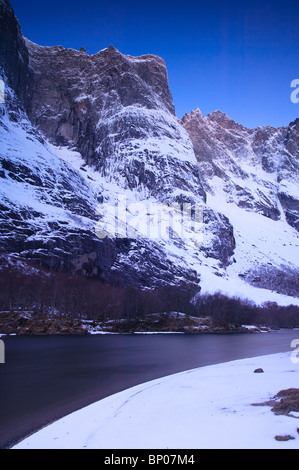 Trolltindane avant le lever du soleil dans la vallée de Romsdalen, Rauma kommune, Møre og Romsdal (Norvège). Banque D'Images