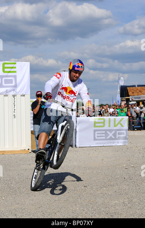 Champion du monde Trial Biker Petr Kraus au Bike Expo à Munich montrant certains de ses tours. Banque D'Images