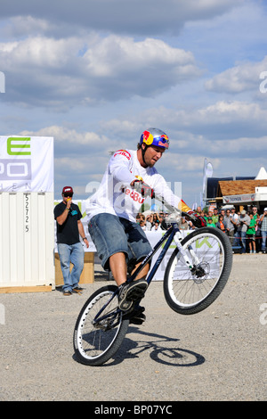 Champion du monde Trial Biker Petr Kraus au Bike Expo à Munich montrant certains de ses tours. Banque D'Images