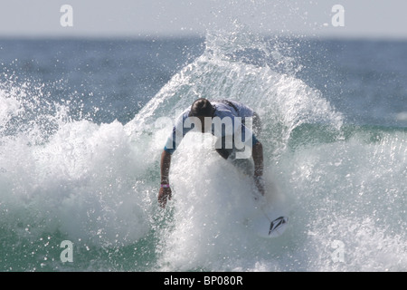 Le Néo-Zélandais, Jay Quinn, finaliste au concours surf Boardmasters Relenless, Newquay, Cornwall, 8 août. Banque D'Images