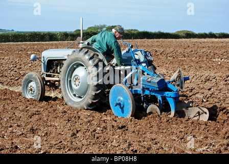 Un vintage tracteur à une ' ' de labour près de Truro, Cornwall, uk Banque D'Images