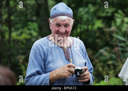 Vieil homme à huis clos à la plus grand marché Viking Festival et reconstitution d'un camp à Kvarnbo archipel sur terre Banque D'Images