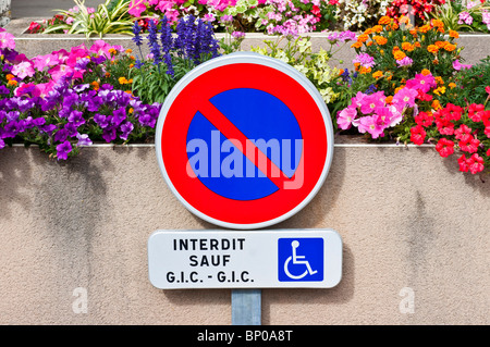 Pas de stationnement / attente sauf pour les utilisateurs handicapés avertissement - France. Banque D'Images