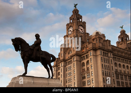 Le roi Édouard VII Monument & Liver Building Pier Head, Liverpool, Merseyside UK Banque D'Images