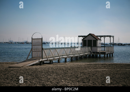 Jetée en bois sur la Mar Menor, San Pedro del Pinatar, Murcia, Espagne du Sud Banque D'Images