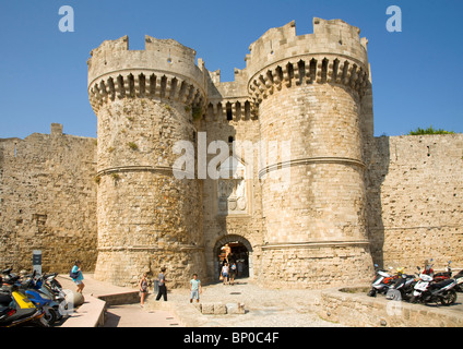 Entrée de la vieille ville Marine Gate, la ville de Rhodes, Rhodes, Grèce Banque D'Images