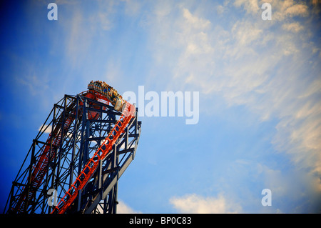 Le grand tour de montagnes russes sur la plage Pleasure de Blackpool Banque D'Images