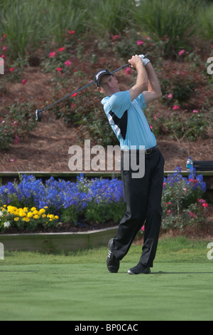 Jim Furyk tees off au 18e trou durant une pratique du Championnat des Joueurs. Banque D'Images