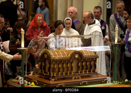 Fidèles voir les reliques de Sainte Thérèse de Lisieux à St John's cathédrale catholique de Portsmouth. Banque D'Images