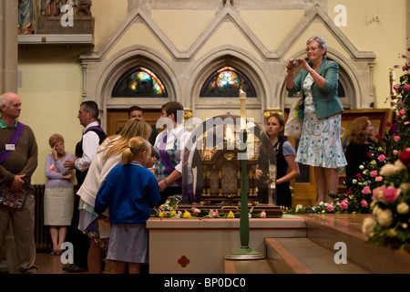 Fidèles voir les reliques de Sainte Thérèse de Lisieux à St John's cathédrale catholique de Portsmouth. Banque D'Images