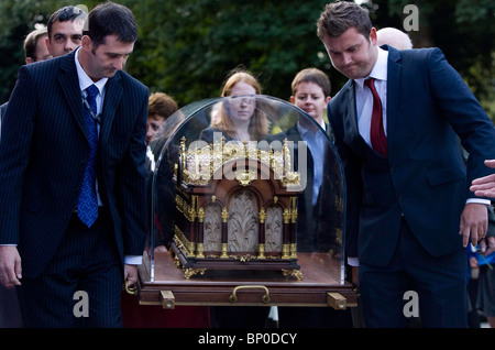 Le cercueil contenant les reliques de Sainte Thérèse de Lisieux arrive à St John's cathédrale catholique. Banque D'Images