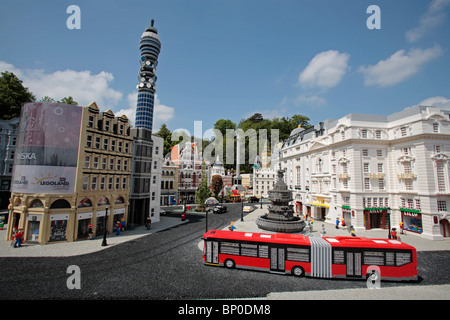 Windsor, Berkshire, Angleterre. Les modèles au Legoland de palais de Buckingham, Piccadilly Circus et le Post Office Tower. Banque D'Images