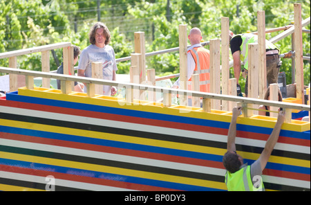 Présentateur James May construit une maison Lego grandeur nature. Photo par James Boardman. Banque D'Images