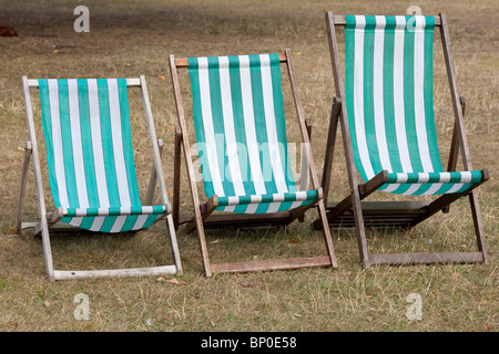 Trois chaises de bar rayé dans différentes tailles s'asseoir inutilisée à St James Park, Londres. Photo:Jeff Gilbert Banque D'Images