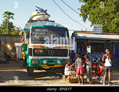 Hawker vendre des marchandises aux passants à l'extérieur d'un taxi-brousse (taxi brousse) à Toliara aka Toliary fkaTulear, Atsimo Andrefana, SW Madagascar Banque D'Images