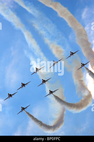 Les Red Arrows Aerobatic Team de la RAF pilotant des avions BAE Hawk T1 sont photographiés volant en formation alors qu'ils se produisent lors d'un salon aérien au Royaume-Uni. Banque D'Images