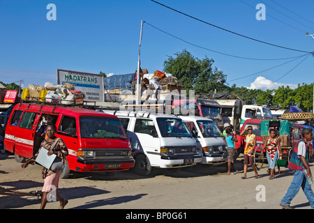 Taxi-brousse (taxi brousse) à Toliara / Toliary / Tuléar, Atsimo Andrefana, au sud-ouest de Madagascar Banque D'Images