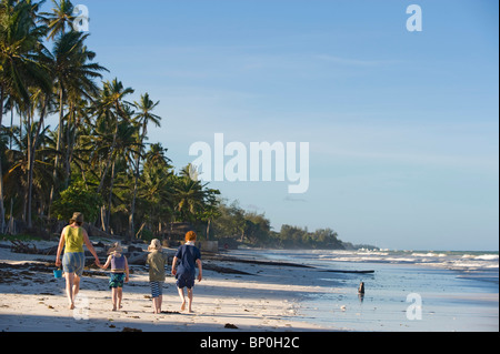 Kenya, Côte, la plage de Diani. Famille profitant de la plage. (MR) Banque D'Images