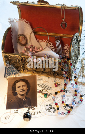 Boîte à bijoux antique et photo vintage des années 1930 Banque D'Images