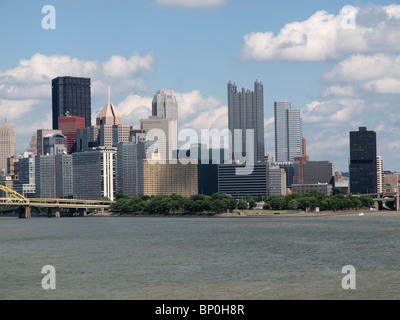 Pittsburgh Pennsylvanie vue sur la rivière et la ligne d'horizon par un beau temps clair. Banque D'Images